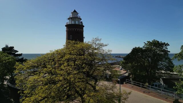 Kołobrzeg - Polska - latarnia morska, molo, plaża, port, nagrane dronem