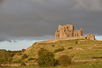 Obraz premium cong abbey village same name straddling sunset