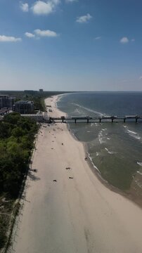 Kołobrzeg - Polska - latarnia morska, molo, plaża, port, nagrane dronem