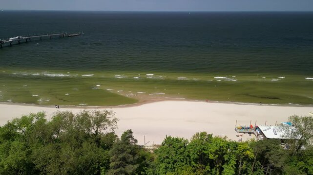 Kołobrzeg - Polska - latarnia morska, molo, plaża, port, nagrane dronem