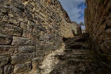 Kuelap reveals the enduring legacy of the Chachapoya people. A fortress in the clouds where history and nature meet in mysterious harmony.