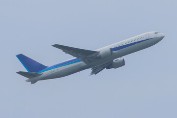 加速する機体と重たい空