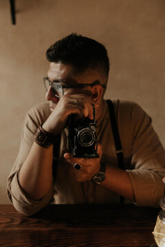 Hombre fotografo con c&aacute;mara en mano