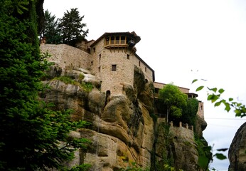 Naklejka premium Historic Meteora Monastery Tower Built on Towering Sandstone Cliff in Greece