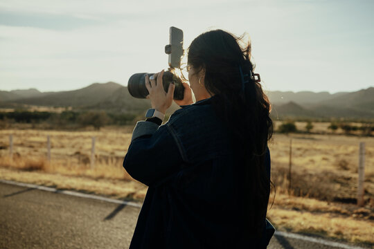 Mujer fot&oacute;grafa con camara en mano
