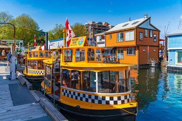 Obraz premium Water taxi at Fisherman's Wharf in Victoria, Canada