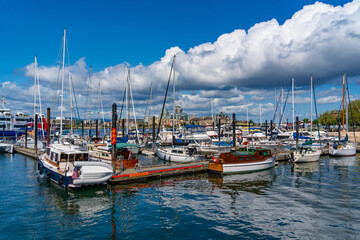 Fototapeta premium Boats along the shore of James Bay in Victoria, Canada