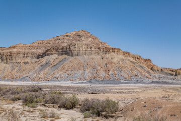 Tropic Shale；Slumps and landslides；Straight Cliffs Formation, lower unit with John Henry Member. Smokey Mountain Rd, Glen Canyon National Recreation Area, Big Water, Kane County, Utah