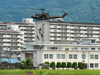 ヘリコプターからの降下訓練を行う陸上自衛隊の隊員