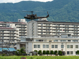 ヘリコプターからの降下訓練を行う陸上自衛隊の隊員