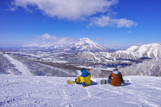 真冬のルスツスキー場、羊蹄山を眺める休憩中のスノーボーダー達
