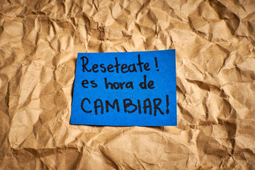 Handwritten Spanish motivational phrase about change and personal growth on colorful paper