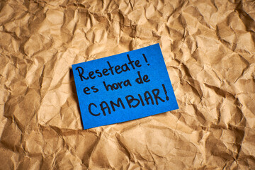 Handwritten Spanish motivational phrase about change and personal growth on colorful paper