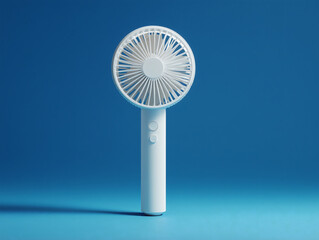 青い背景に置かれた白いシンプルデザインのハンディファン