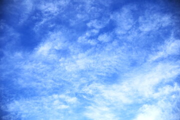 澄んだ青空に広がる白い雲
