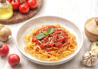 Spaghetti bolognese is a popular classic pasta dish. Using minced meat sauce with a mixture of sauce and fresh sour tomato paste