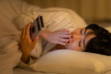 部屋で寝る若い女性