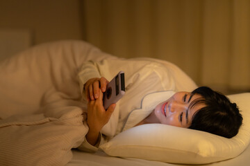 部屋で寝る若い女性