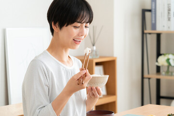 食事をする若い女性