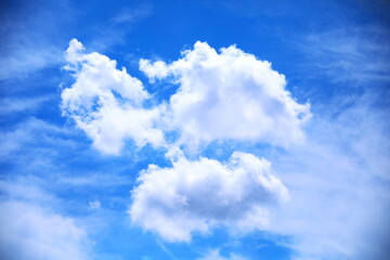 青空に浮かぶ白い雲