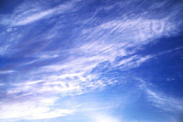 太陽光受けて輝くような美しい雲