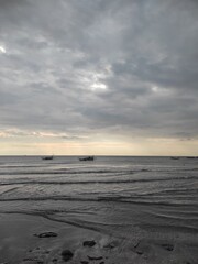Fototapeta premium sunset at the beach with cloudy sky