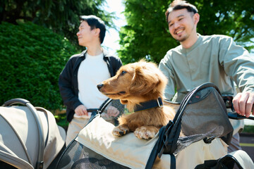 犬と散歩する2人の男性