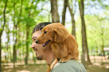 公園で犬と過ごす男性
