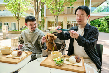 屋外でカフェタイムを楽しむ男性