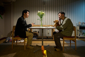 夕食を楽しむ2人と犬