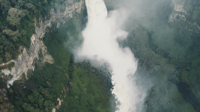 Cascada del salto del Tequendama, ubicada en Soacha, Cundinamarca, cercana Bogot&aacute;