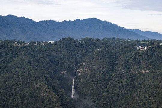 Paisaje de la barranca en pueblo m&aacute;gico, Zacatl&aacute;n de las manzanas, Puebla, M&eacute;xico. Cascada al fondo.