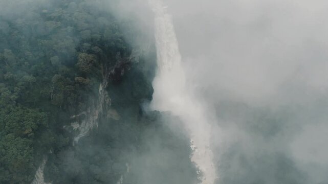 Cascada del salto del Tequendama, ubicada en Soacha, Cundinamarca, cercana Bogot&aacute;