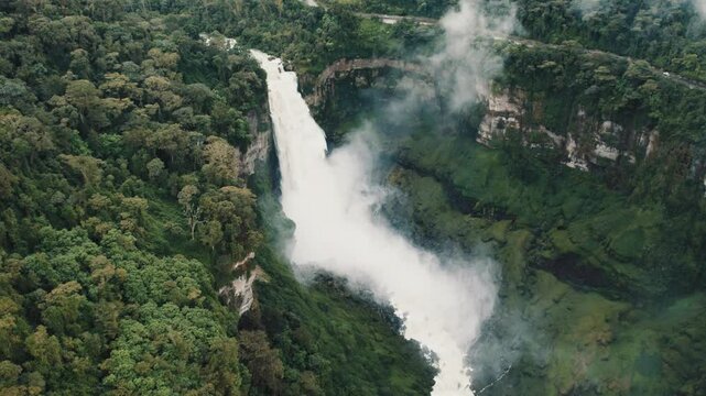 Cascada del salto del Tequendama, ubicada en Soacha, Cundinamarca, cercana Bogot&aacute;