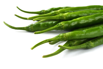 夏野菜　青唐辛子（青とうがらし, 青トウガラシ）白背景　コピースペースあり　Green chili peppers (green pepper,chile verde) white background, copy space available
