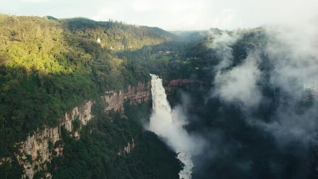 Cascada del salto del Tequendama, ubicada en Soacha, Cundinamarca, cercana Bogot&aacute;