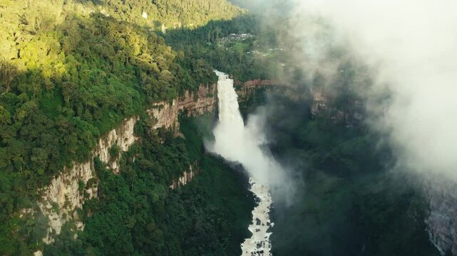Cascada del salto del Tequendama, ubicada en Soacha, Cundinamarca, cercana Bogot&aacute;