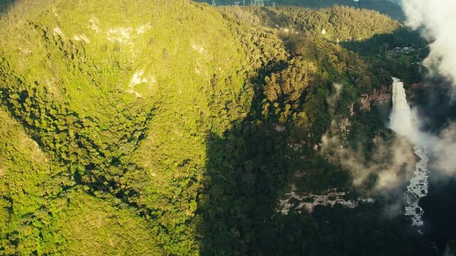 Cascada del salto del Tequendama, ubicada en Soacha, Cundinamarca, cercana Bogot&aacute;