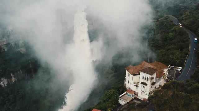 Cascada del salto del Tequendama, ubicada en Soacha, Cundinamarca, cercana Bogot&aacute;