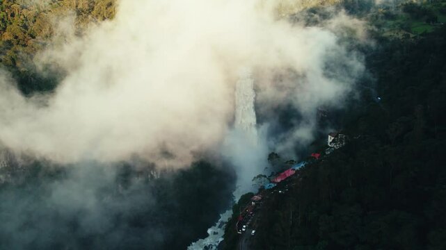 Cascada del salto del Tequendama, ubicada en Soacha, Cundinamarca, cercana Bogot&aacute;