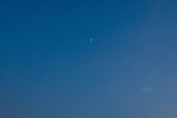 夕闇に浮かぶ半月04