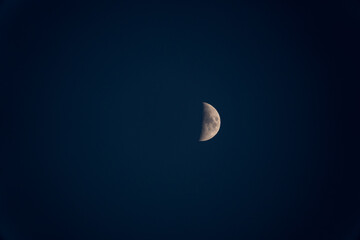 夜空に浮かぶ半月01