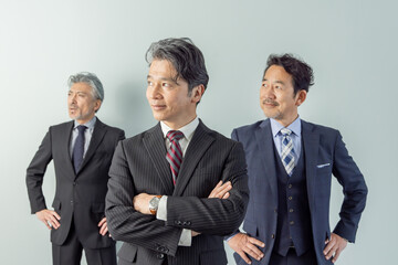 腕組みをするミドルエイジ男性ビジネスパーソンのグループ