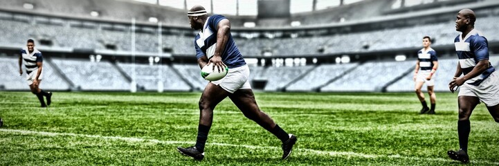 Rugby player throwing the ball to his teammate