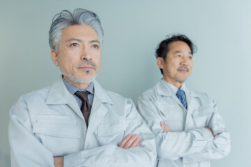 作業服を着たミドルエイジ男性