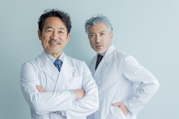 白衣を着たミドルエイジ男性