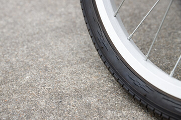 亀裂、ひび割れがある自転車のタイヤのクローズアップ