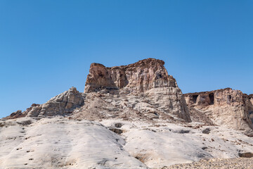 Fototapeta premium Dakota Formation with Entrada Sandstone (Middle Jurassic), Stud Horse Point / Amangiri, Canyon Point in the Glen Canyon National Recreation region of Utah. U.S. Route 89 (US 89)