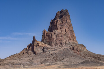 Fototapeta premium Agathlan / Agathla Peak is an eroded volcanic plug consisting of volcanic breccia / Intrusive breccia ( Ti ). south of Monument Valley, Arizona. U.S. Route 163 (U.S. Highway 163, US 163)