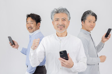 スマートフォンで検索するミドルエイジ男性